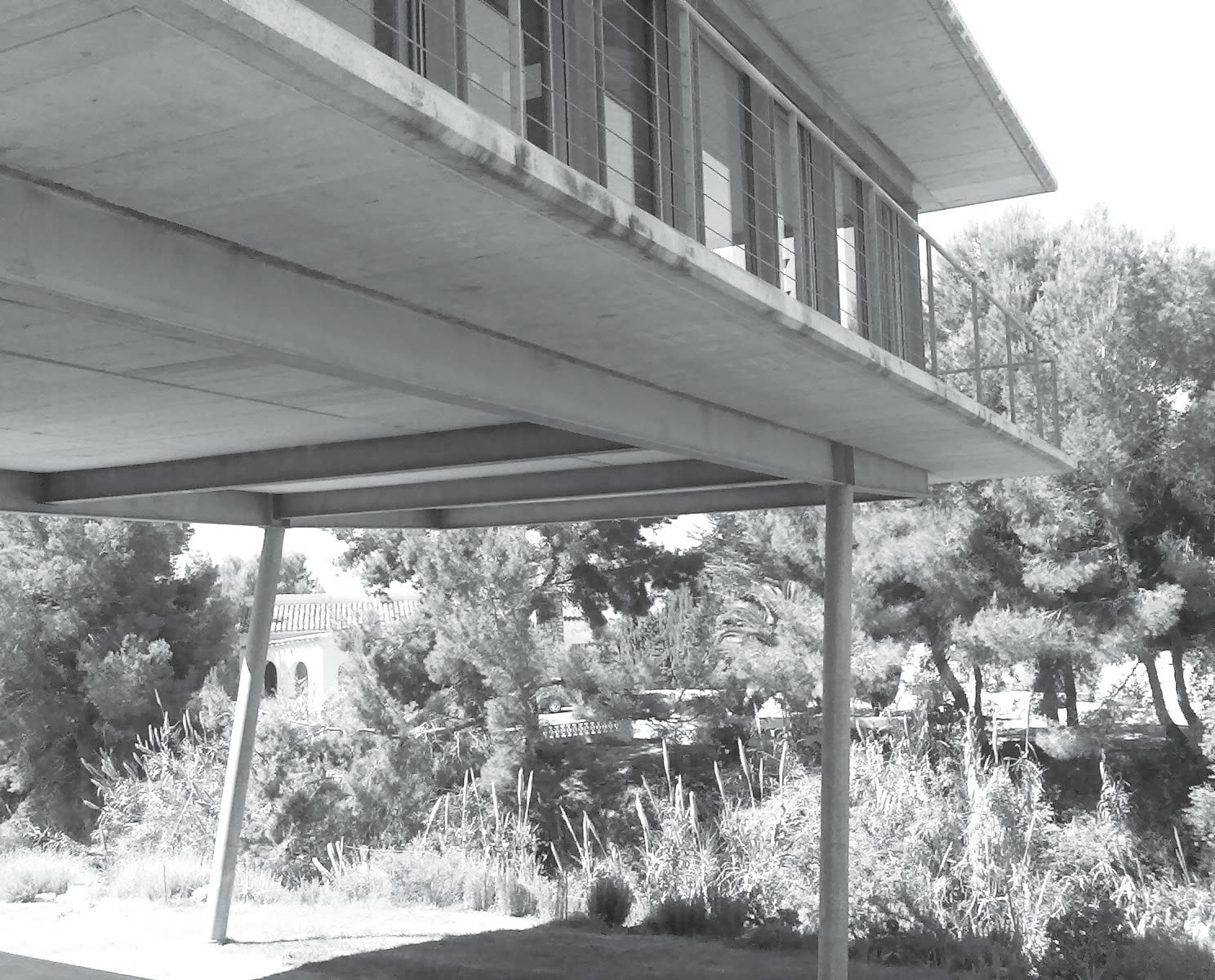 Cuerpo volado sobre pilar inclinado, vivienda en Benissa, 2002